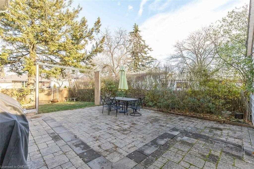 2212 Urwin Cres