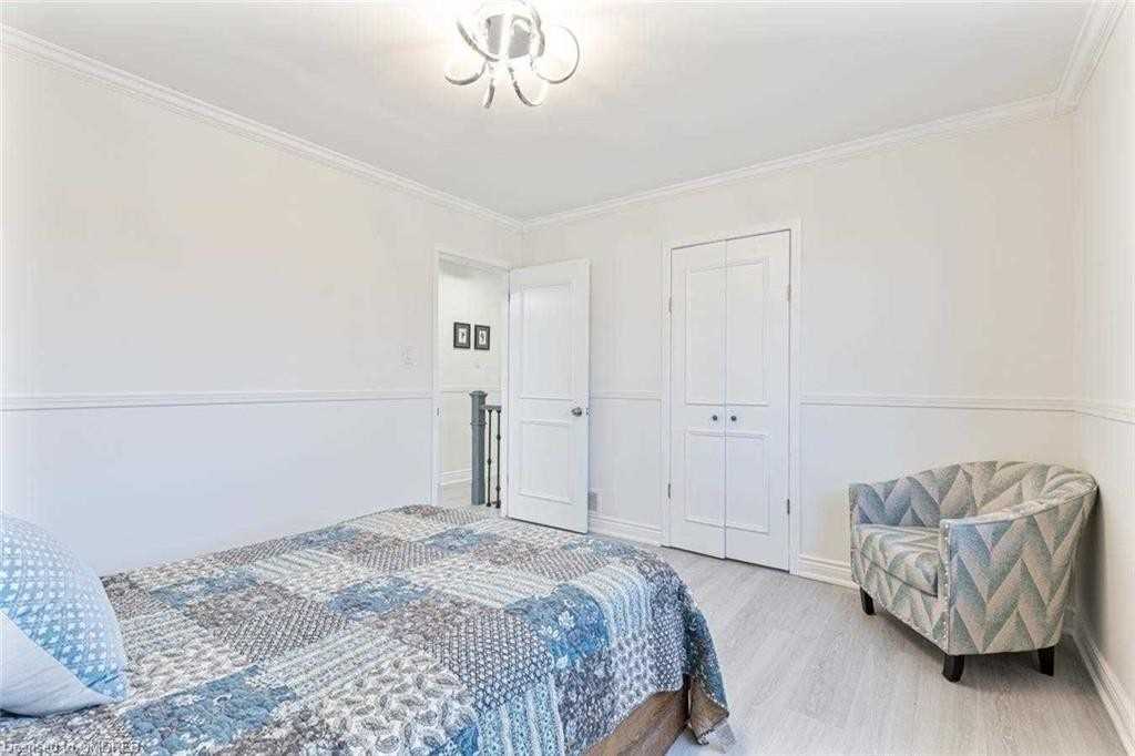 2212 Urwin Cres