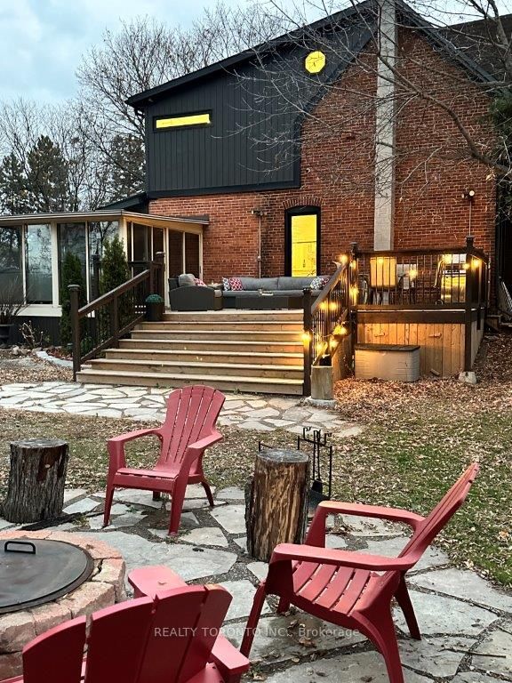 3015 Dundas St