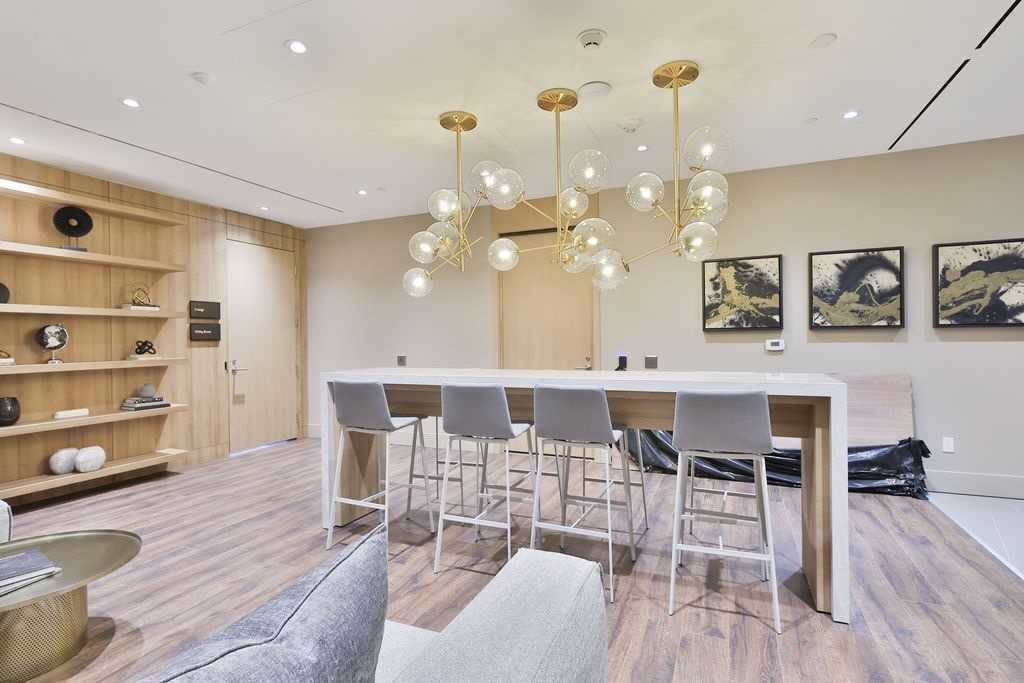 21 Park St E, #Th03