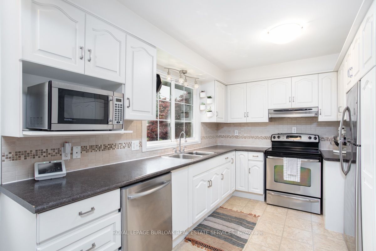 1248 Hertel Cres