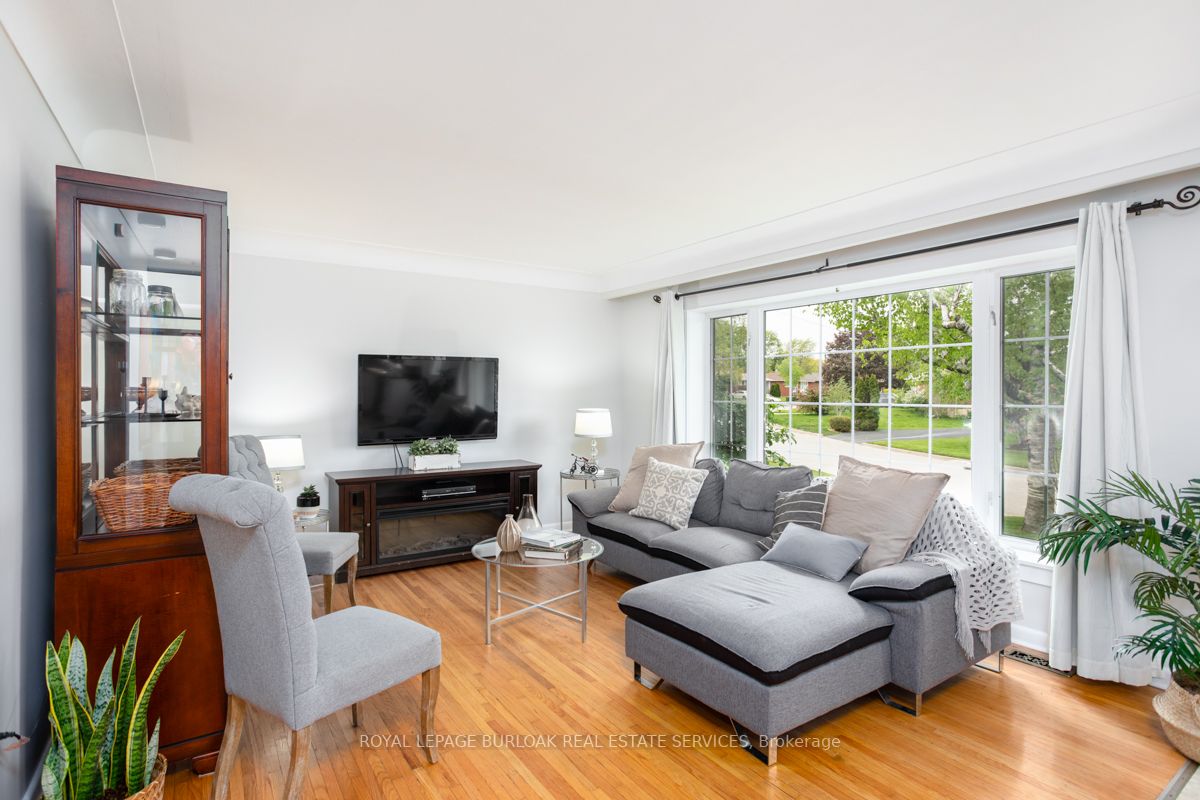 1248 Hertel Cres
