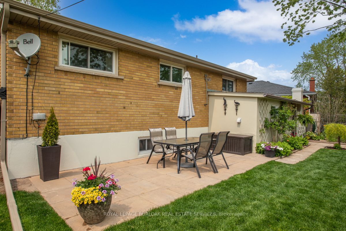 1248 Hertel Cres