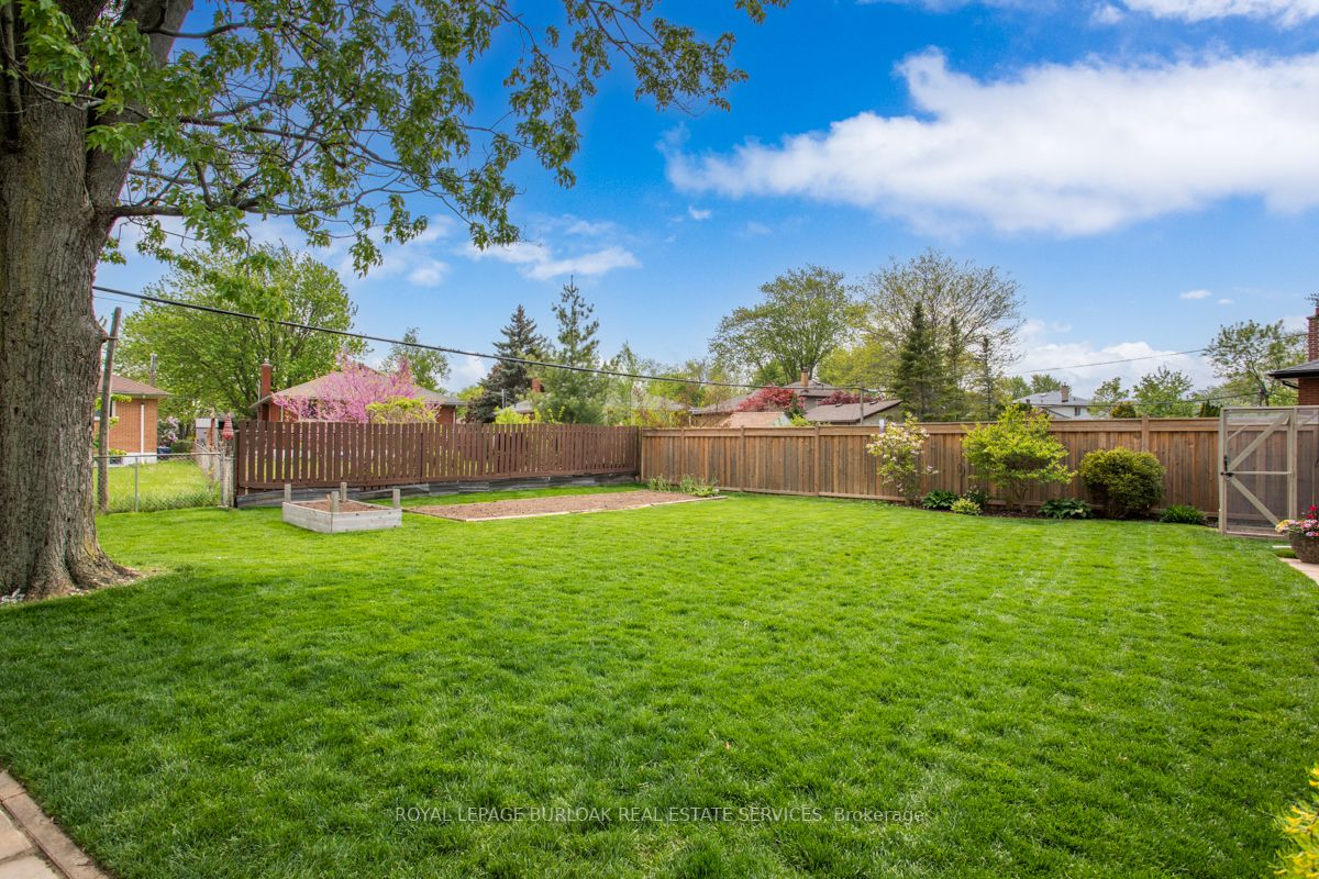 1248 Hertel Cres