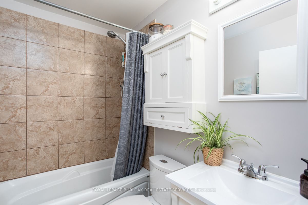 1248 Hertel Cres