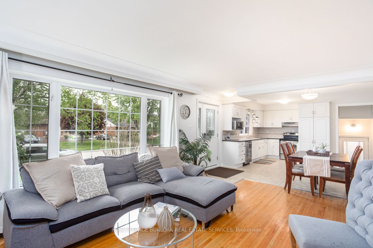 1248 Hertel Cres