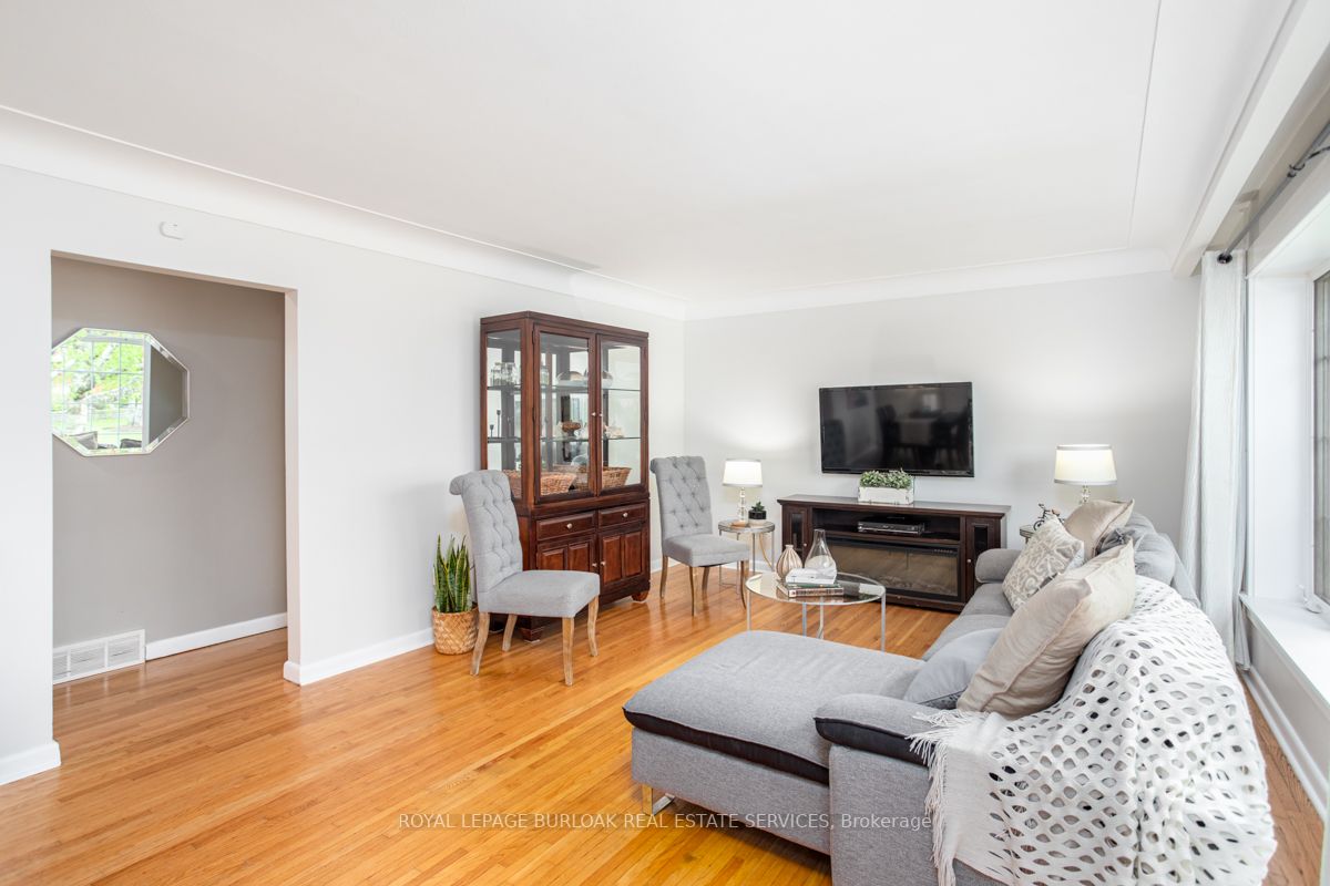 1248 Hertel Cres