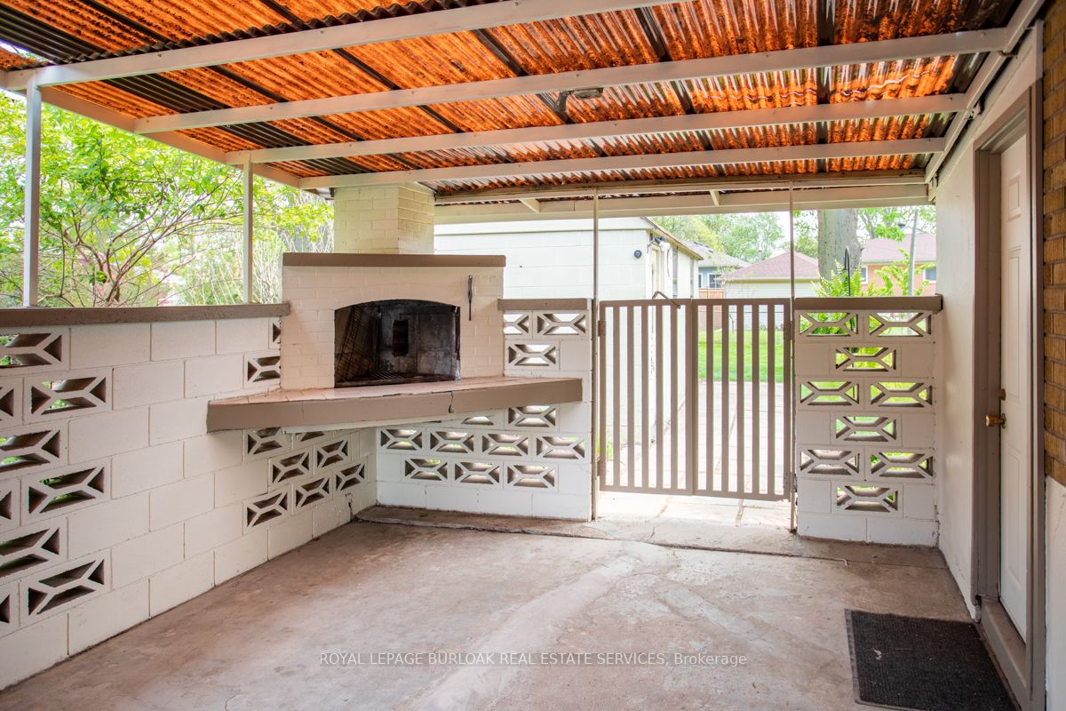 1248 Hertel Cres