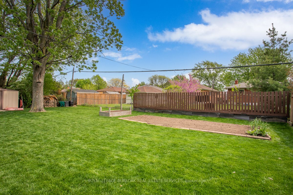 1248 Hertel Cres