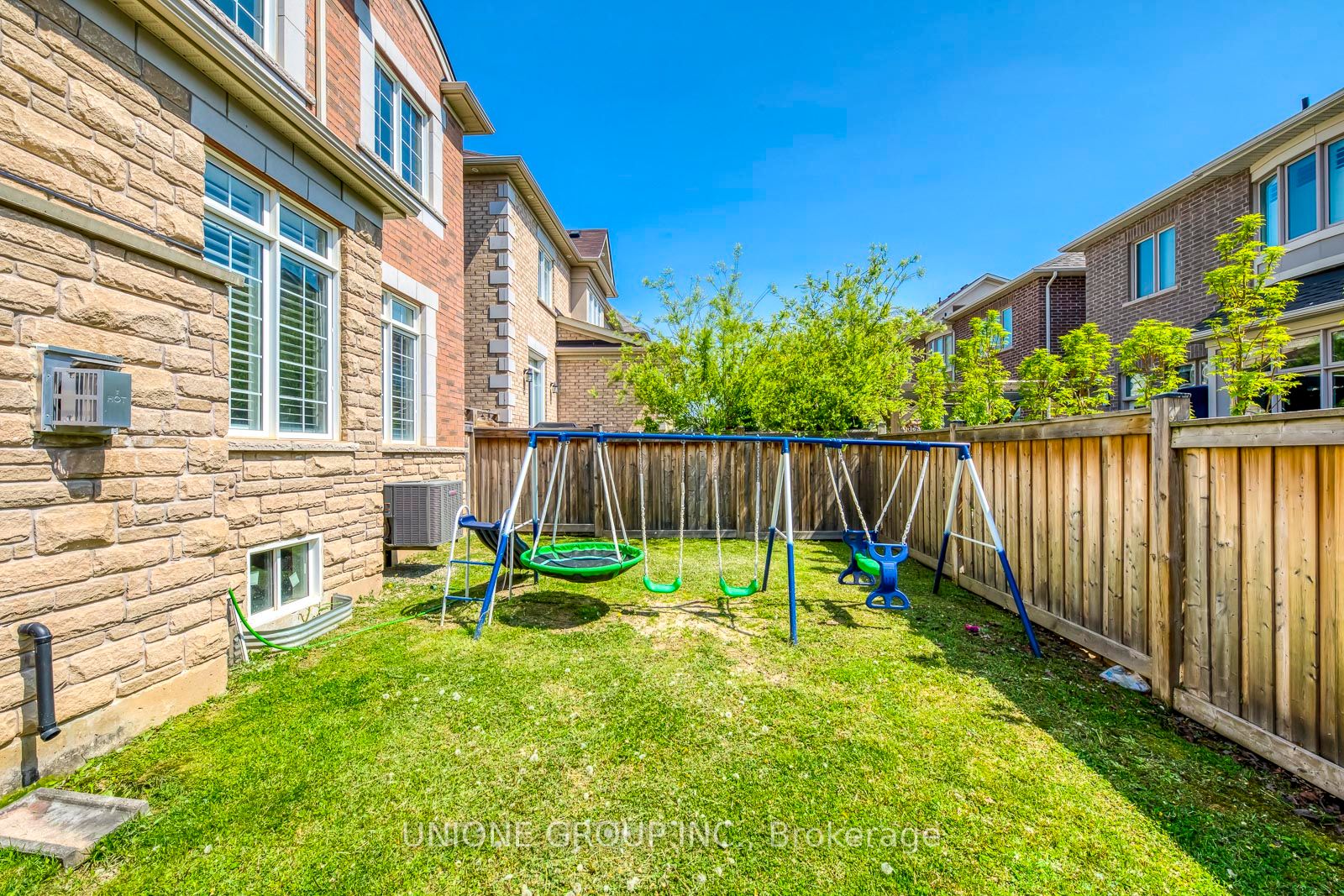 166 Hoey Cres