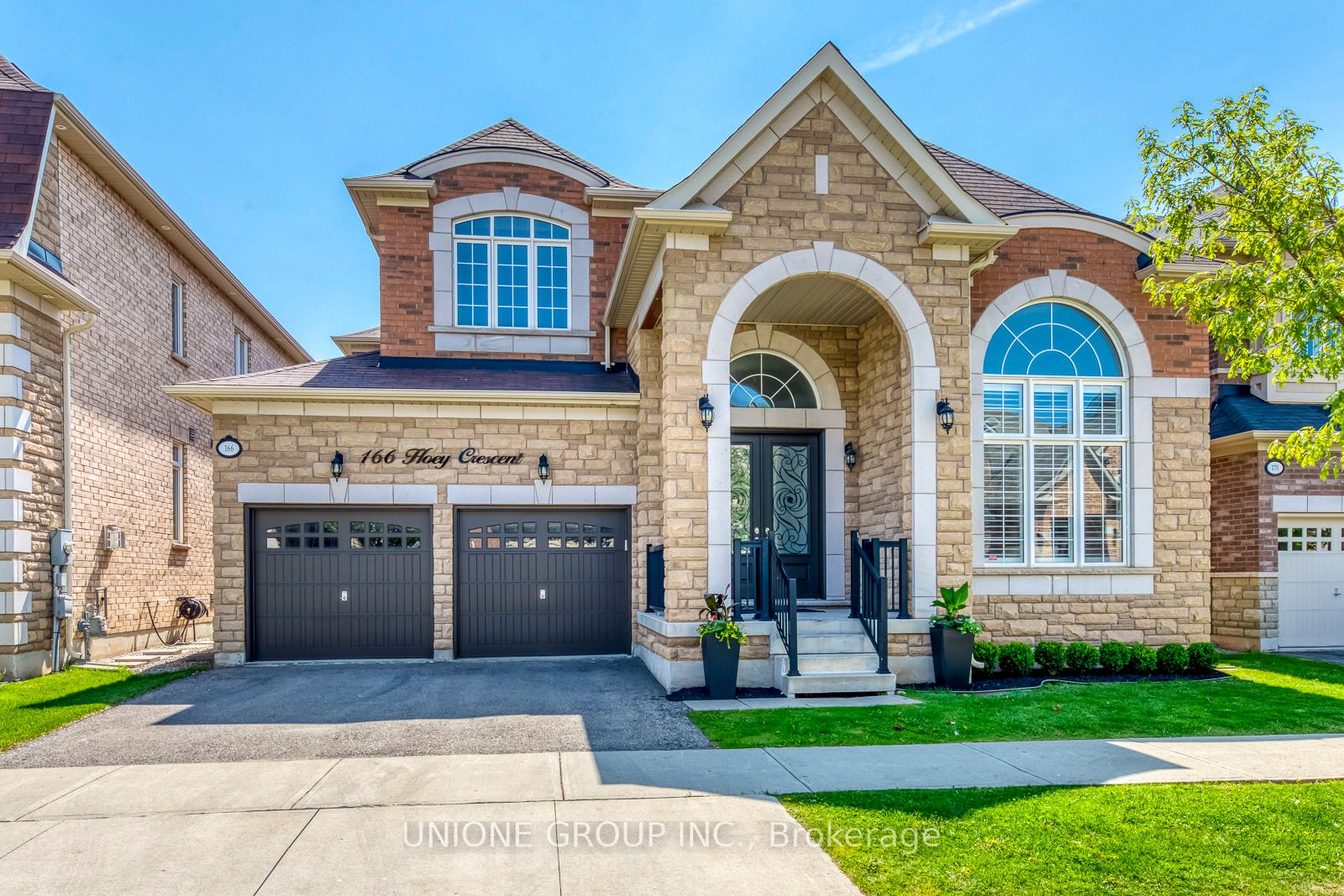 166 Hoey Cres