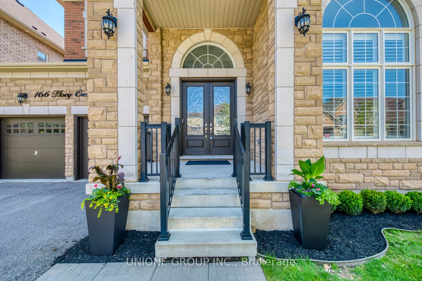 166 Hoey Cres