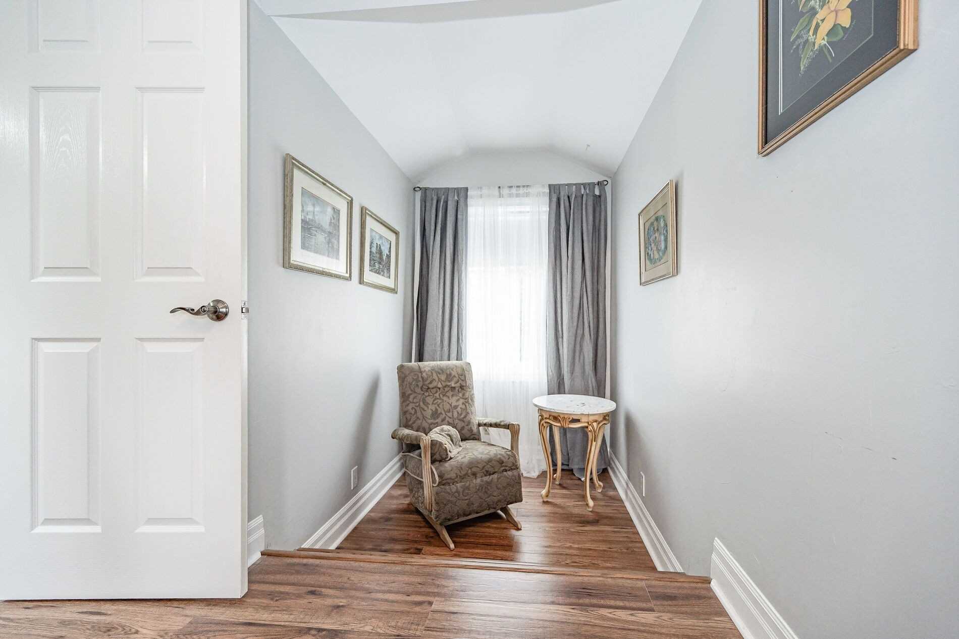 25 Mineola Rd E