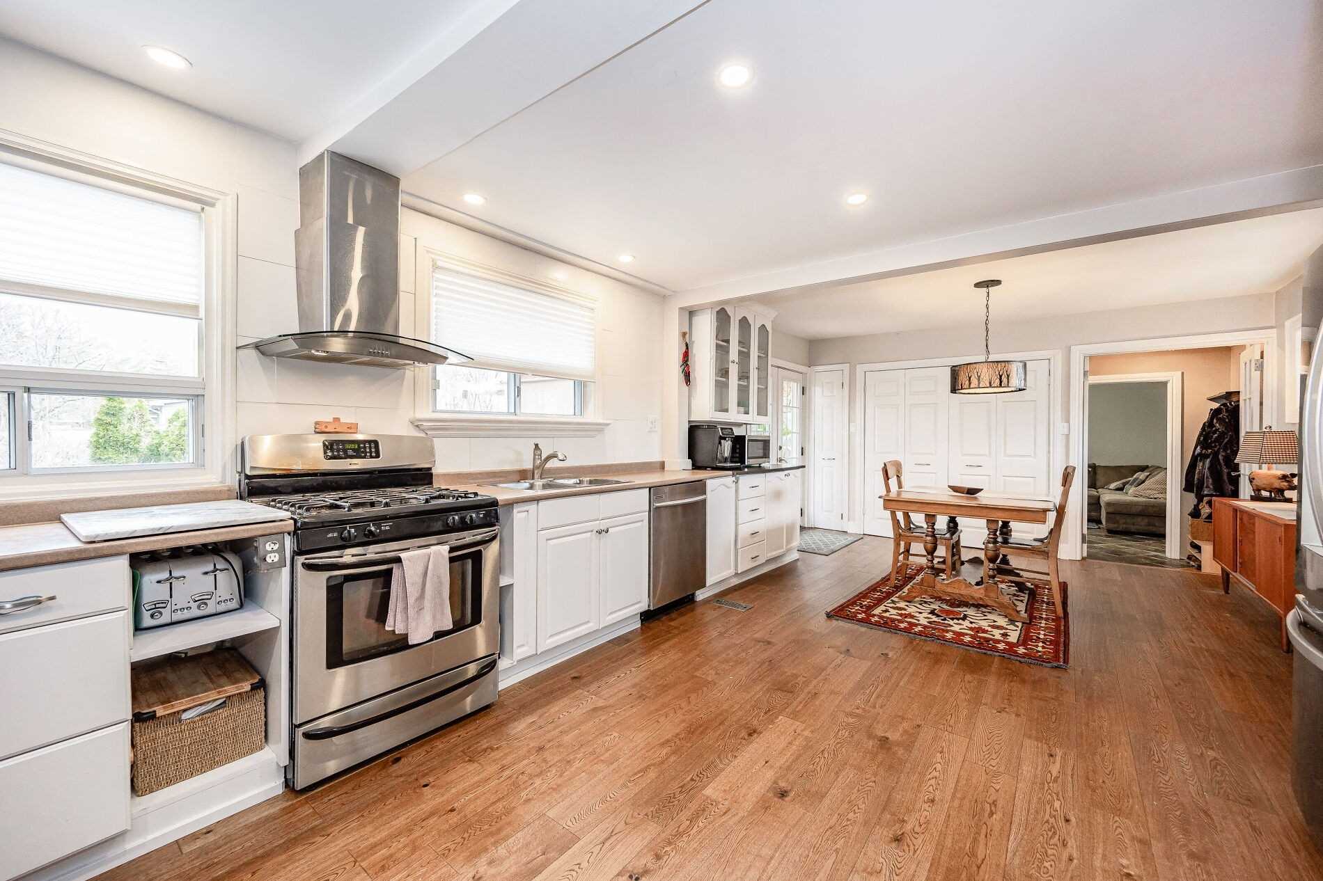 25 Mineola Rd E