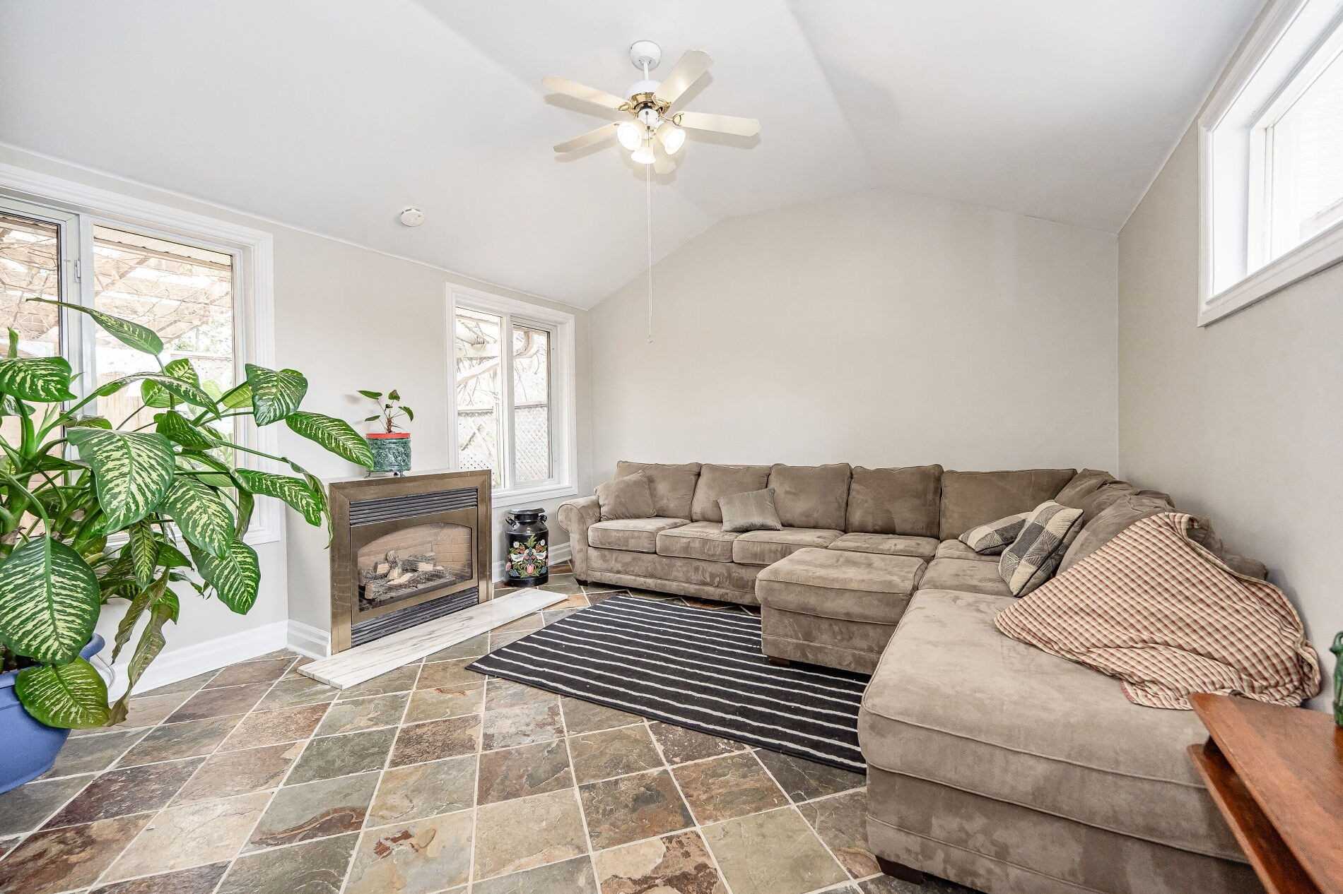 25 Mineola Rd E
