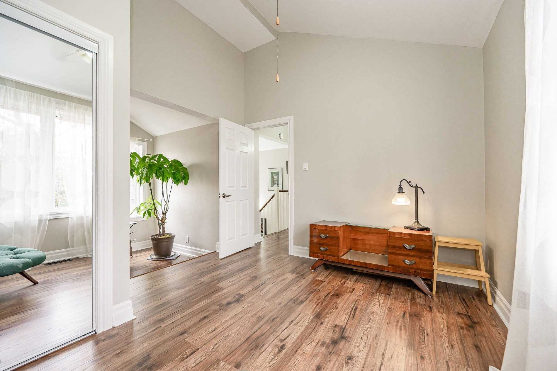 25 Mineola Rd E
