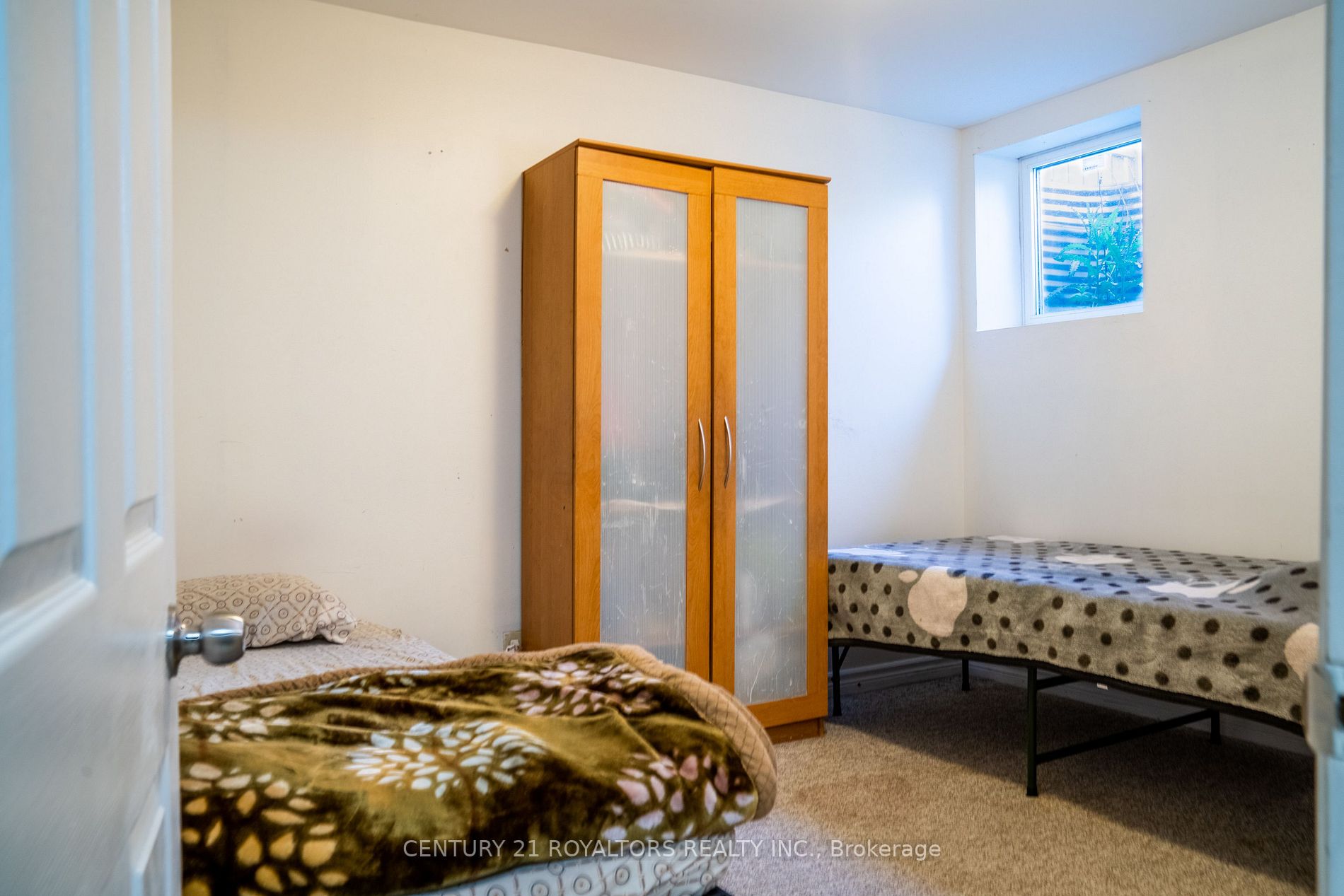60 Dutch Cres