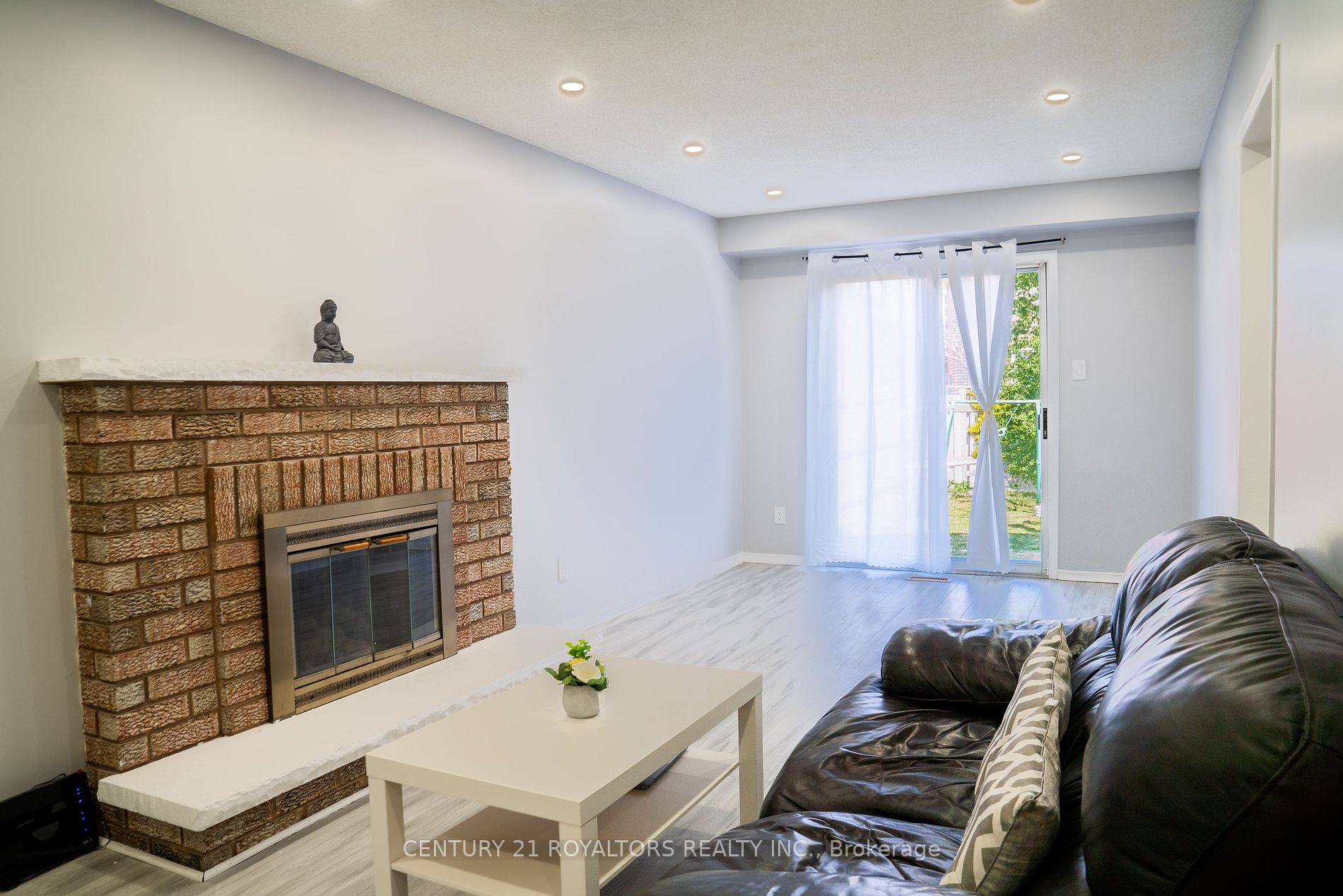 60 Dutch Cres