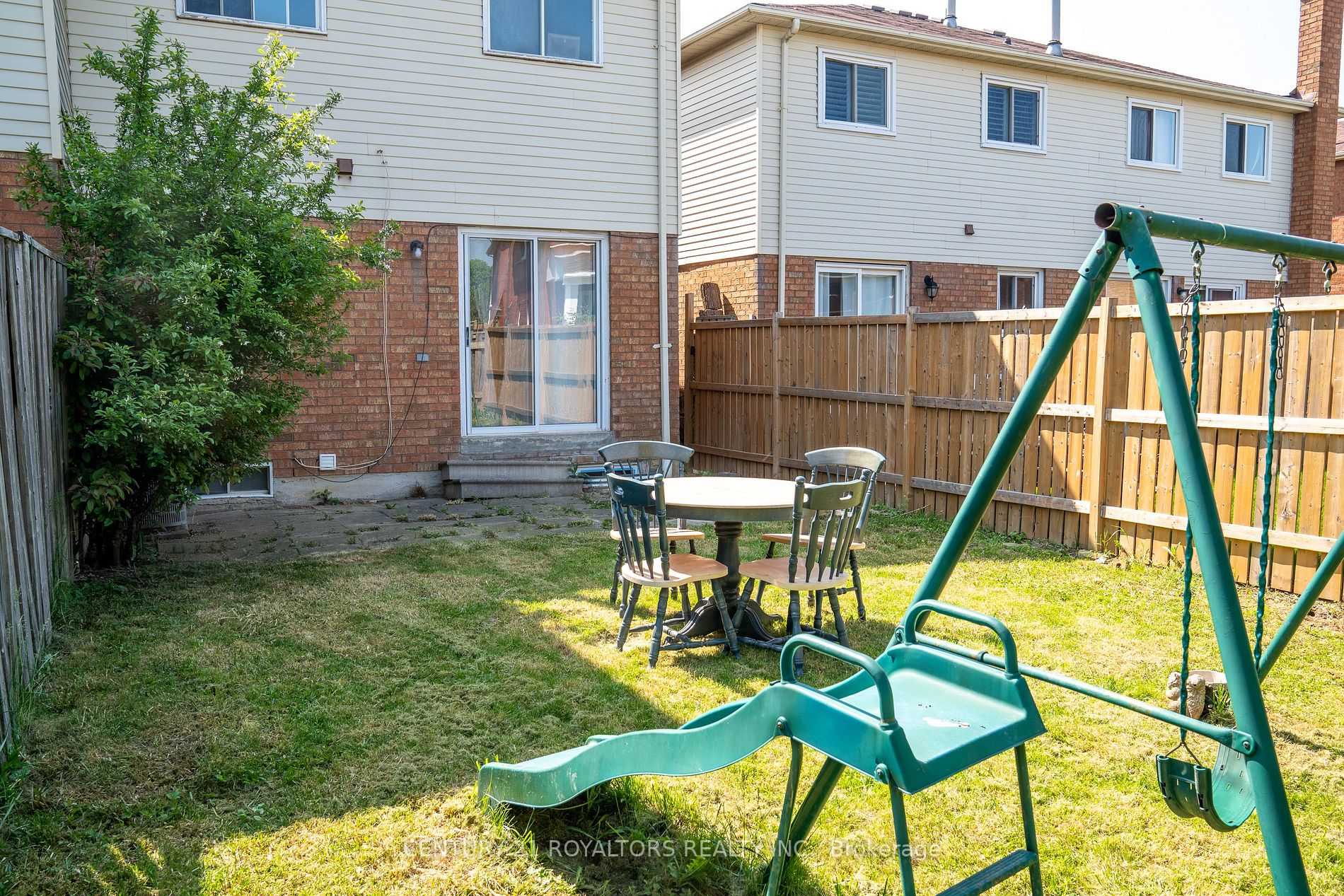 60 Dutch Cres