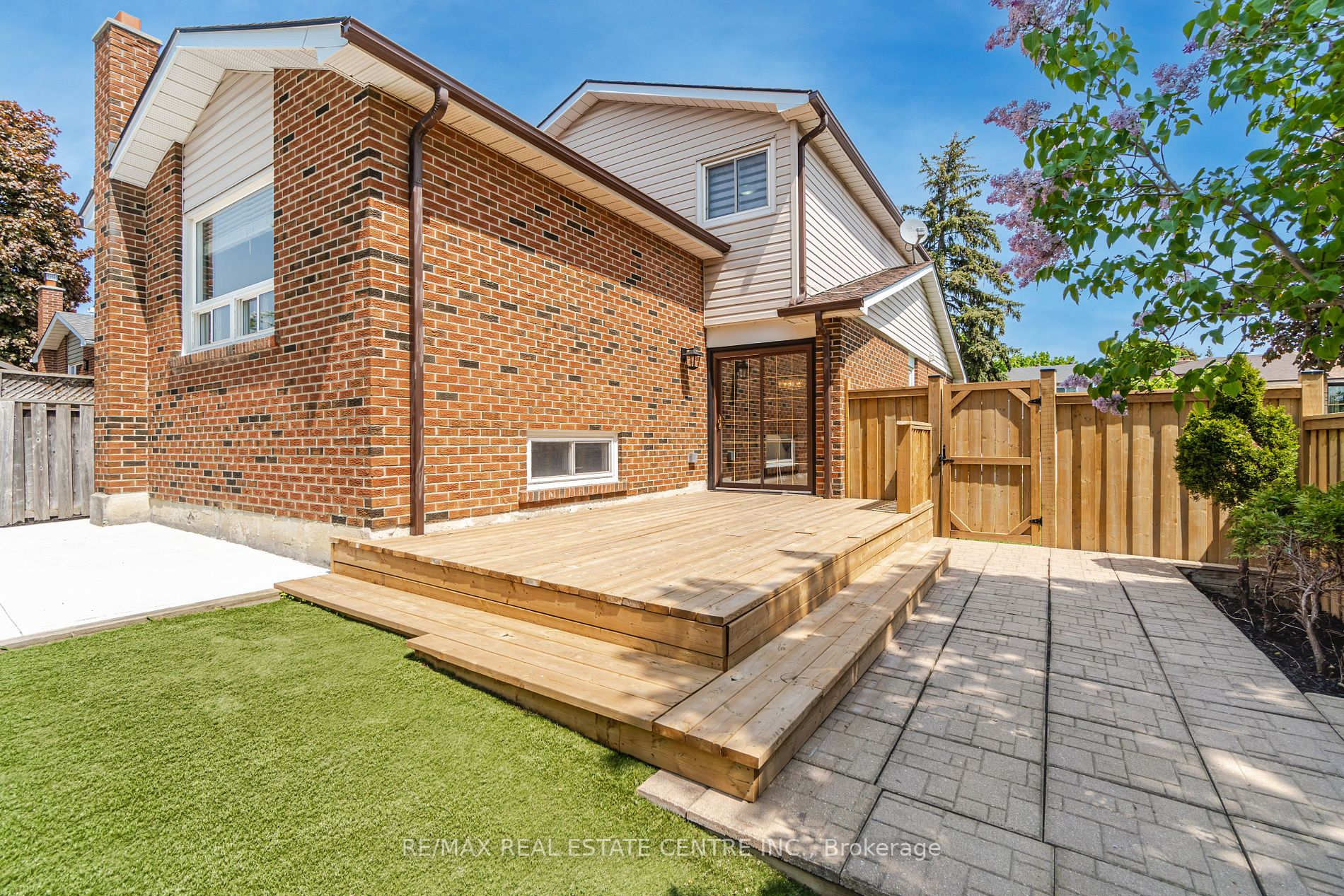 6 Winterfold Dr