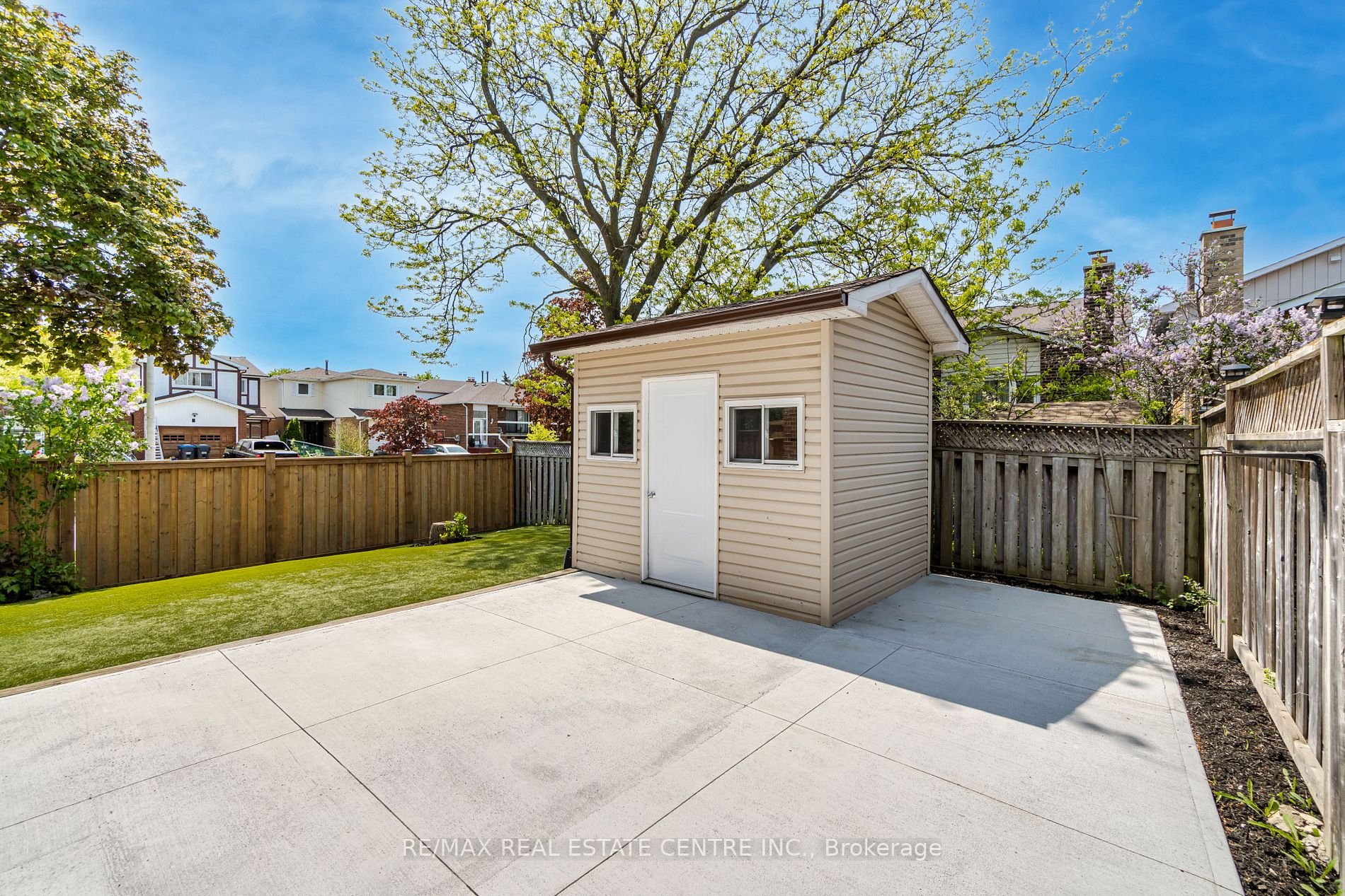 6 Winterfold Dr