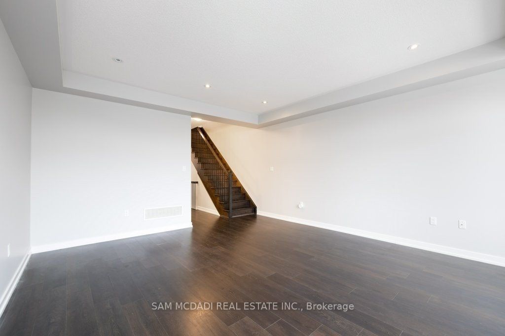 220 Squire Crescent