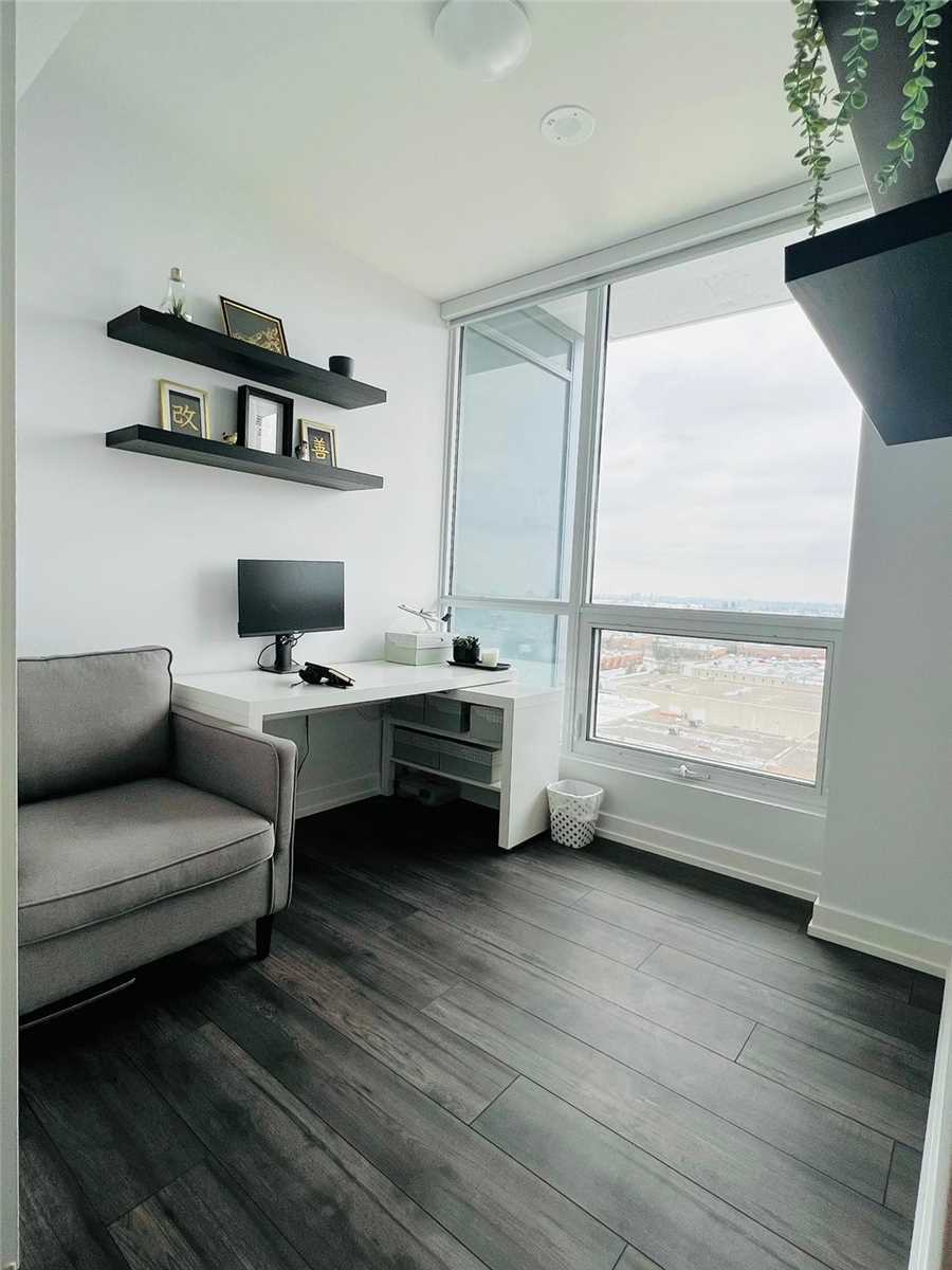 10 De Boers Dr, #1305