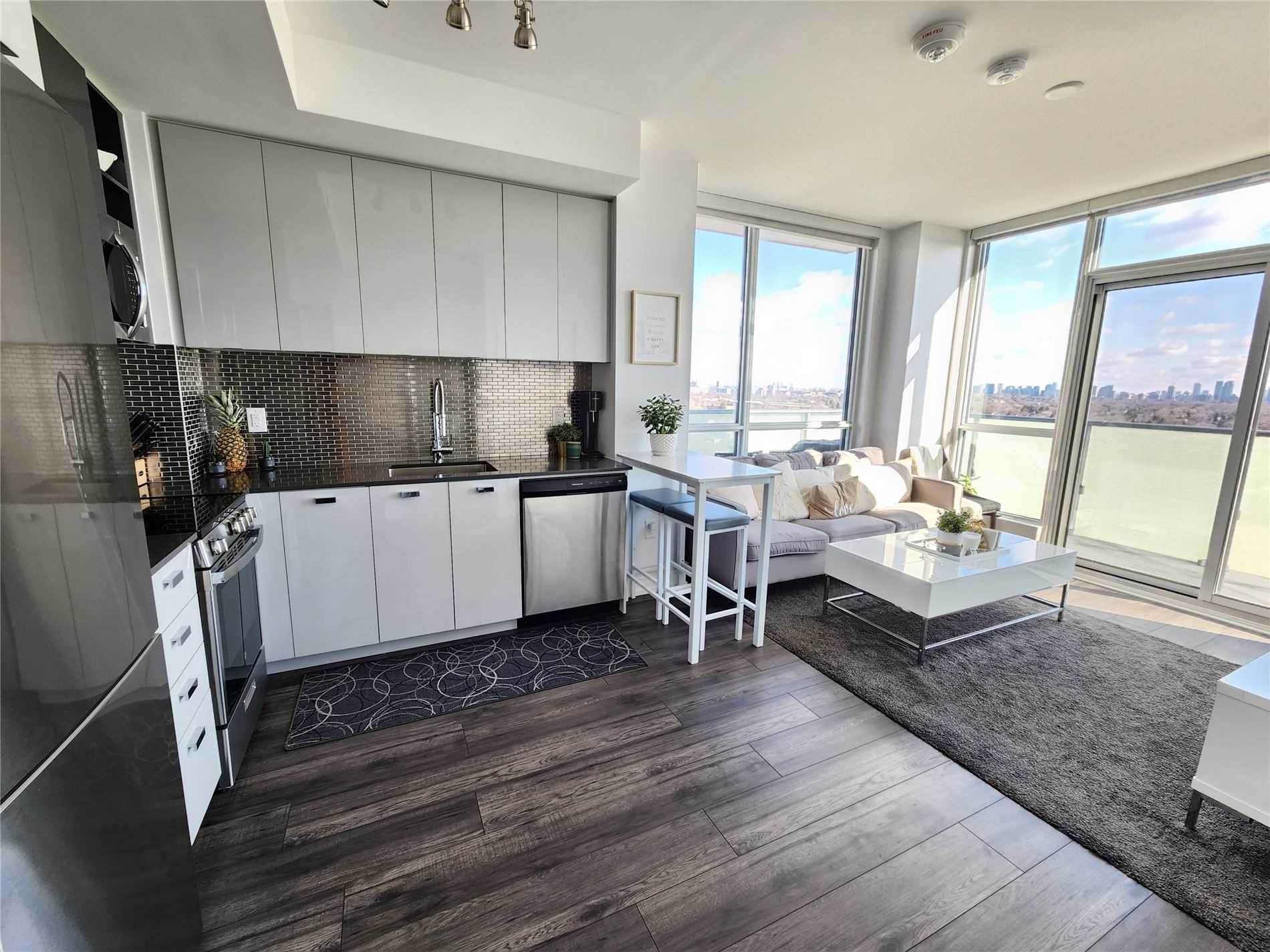 10 De Boers Dr, #1305