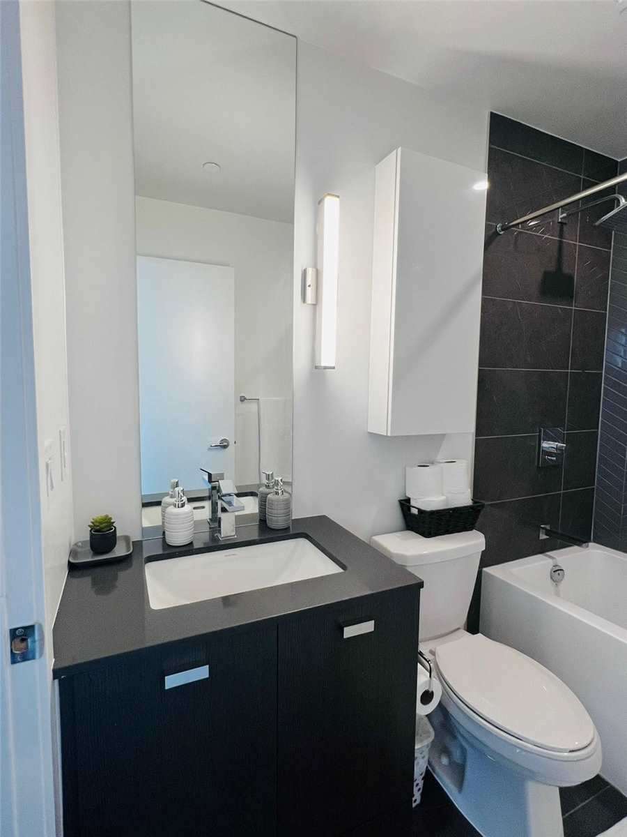 10 De Boers Dr, #1305