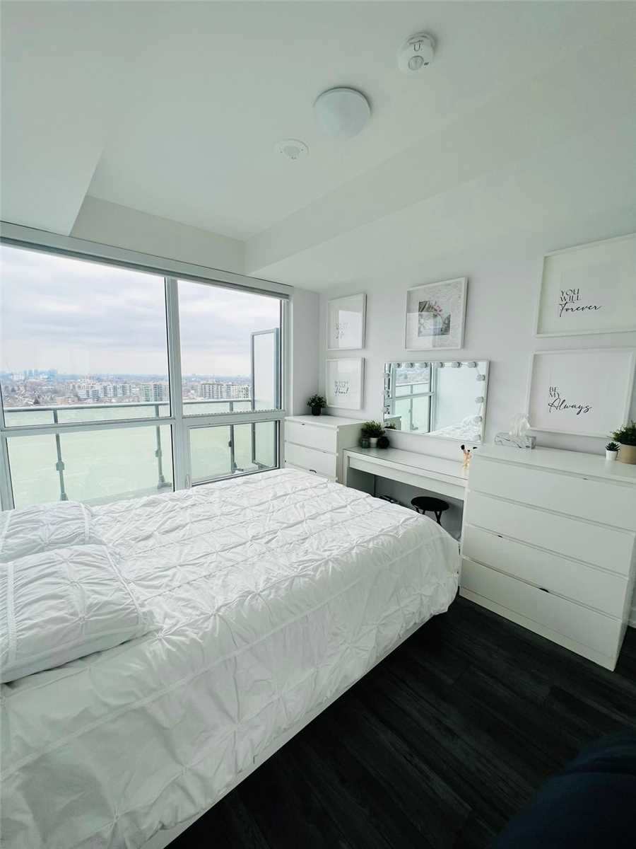 10 De Boers Dr, #1305