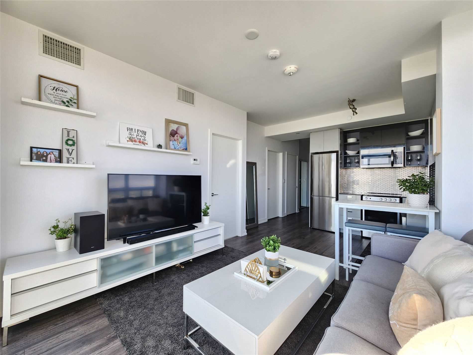 10 De Boers Dr, #1305