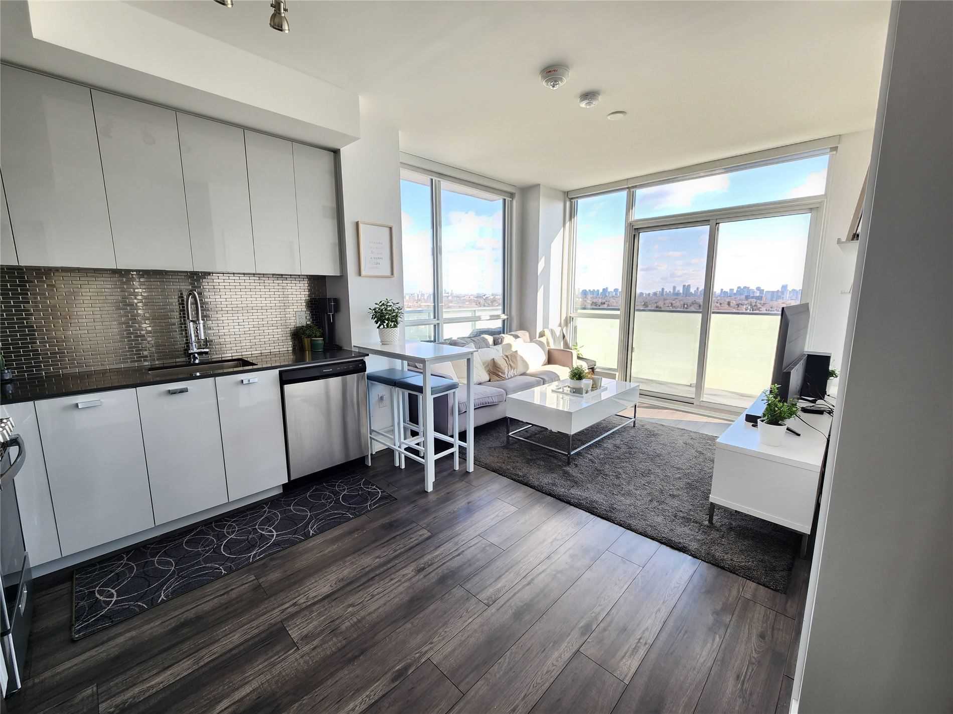 10 De Boers Dr, #1305