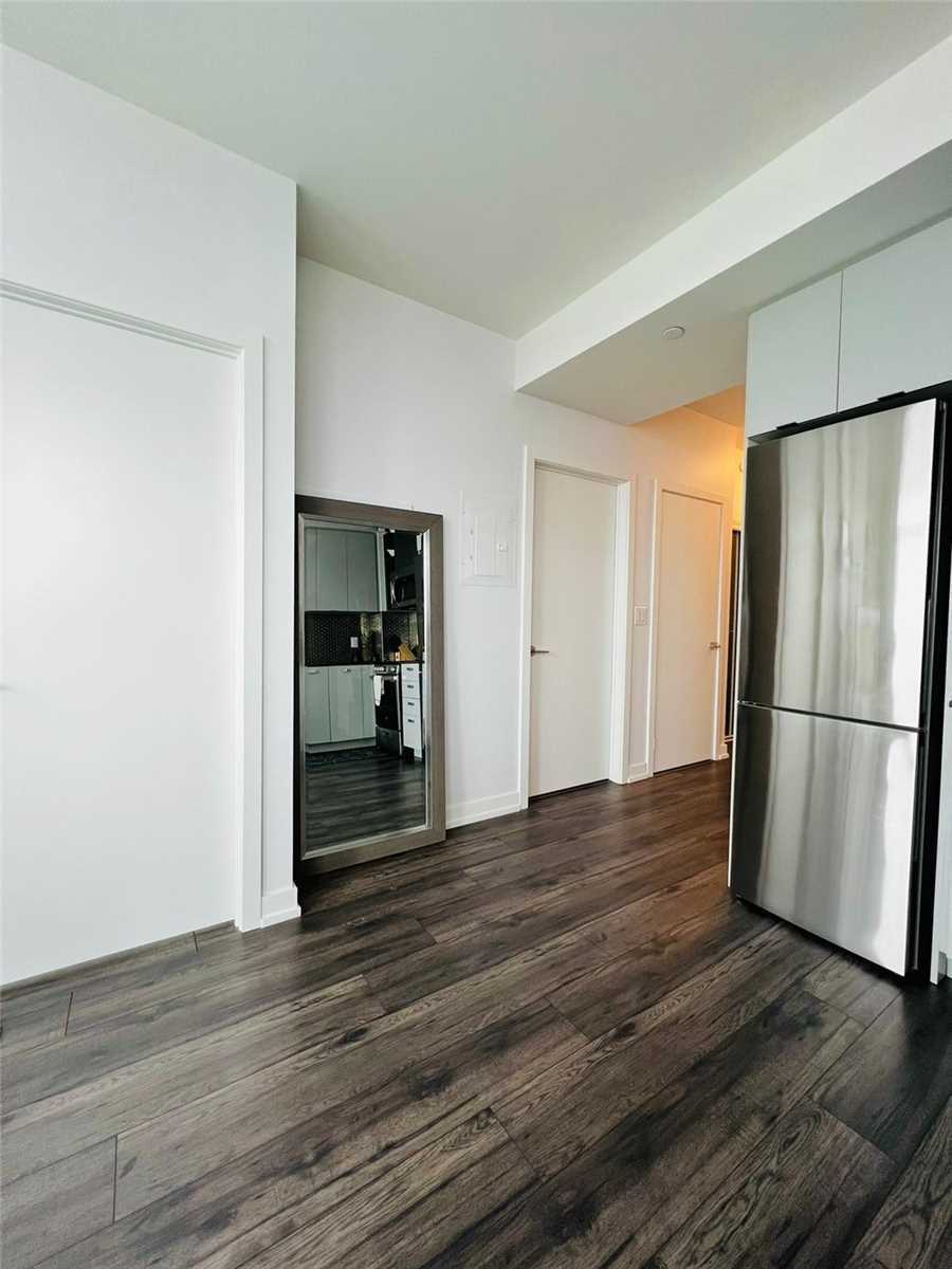 10 De Boers Dr, #1305