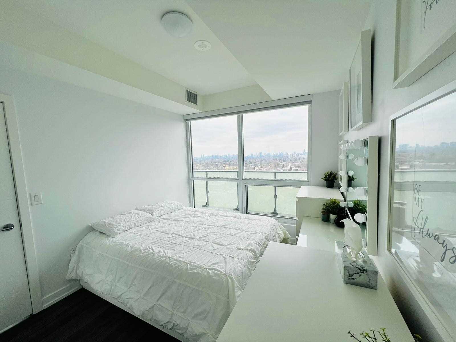 10 De Boers Dr, #1305