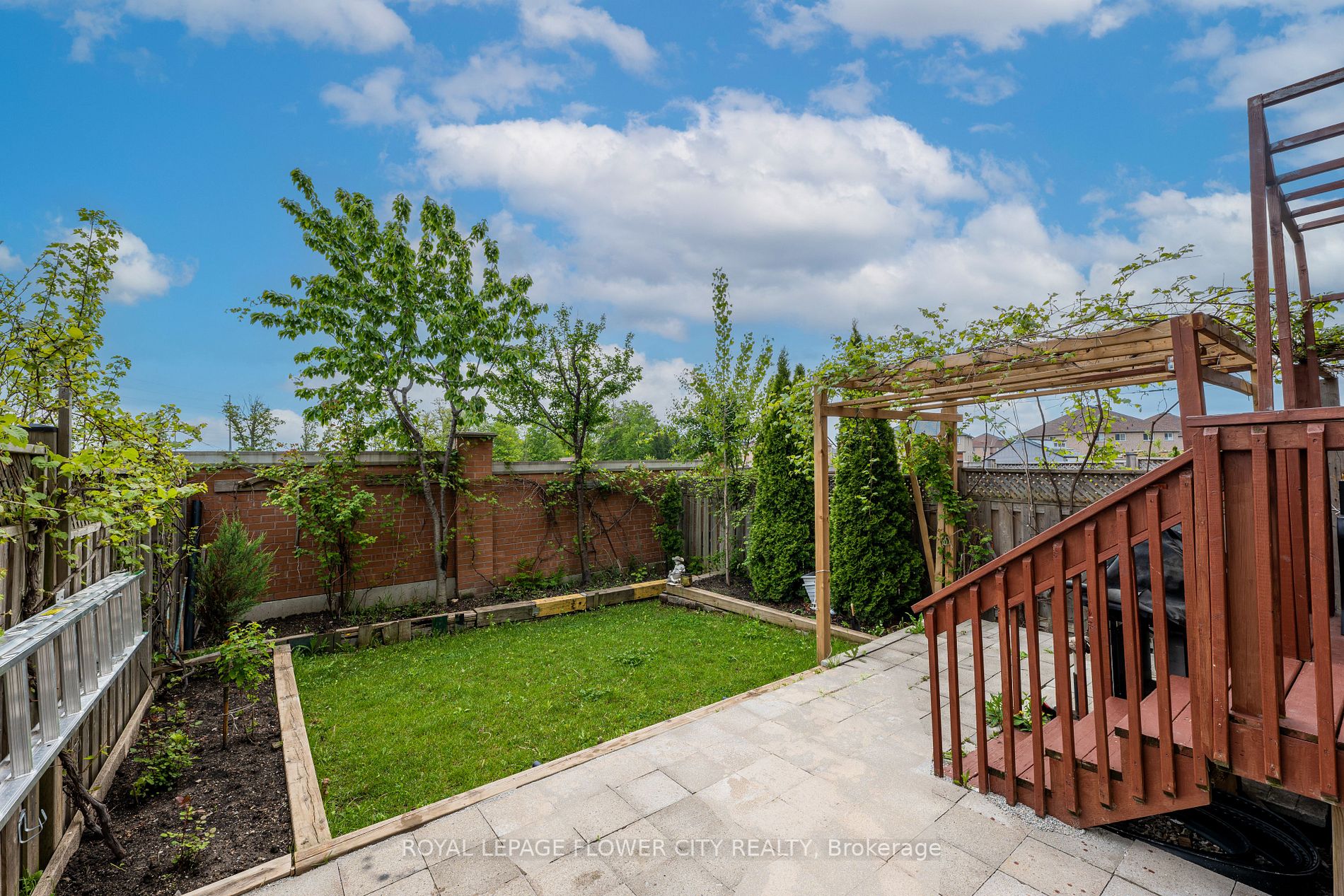 56 Versailles Cres