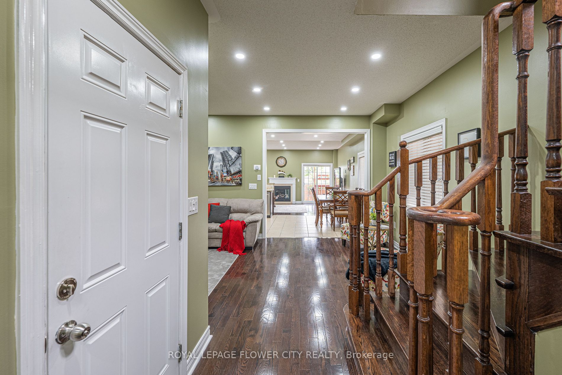 56 Versailles Cres