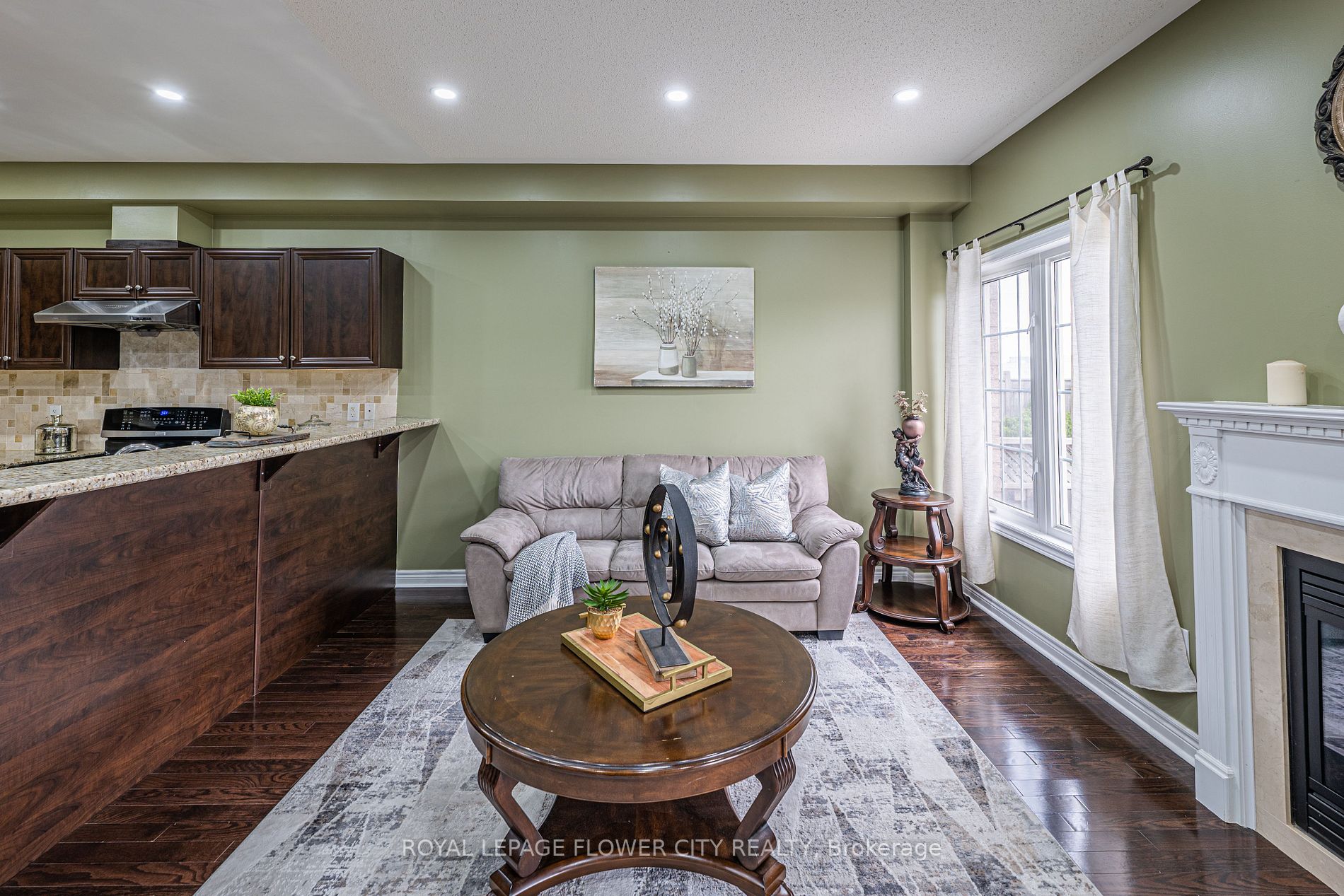 56 Versailles Cres