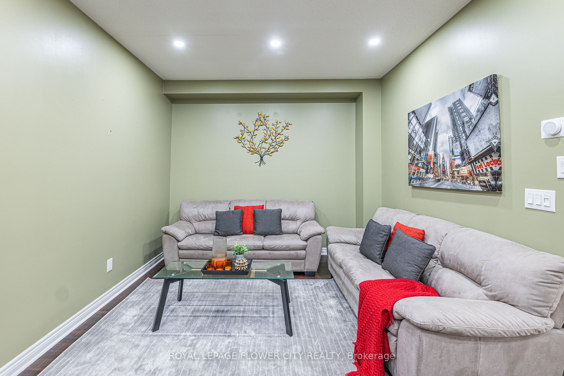 56 Versailles Cres