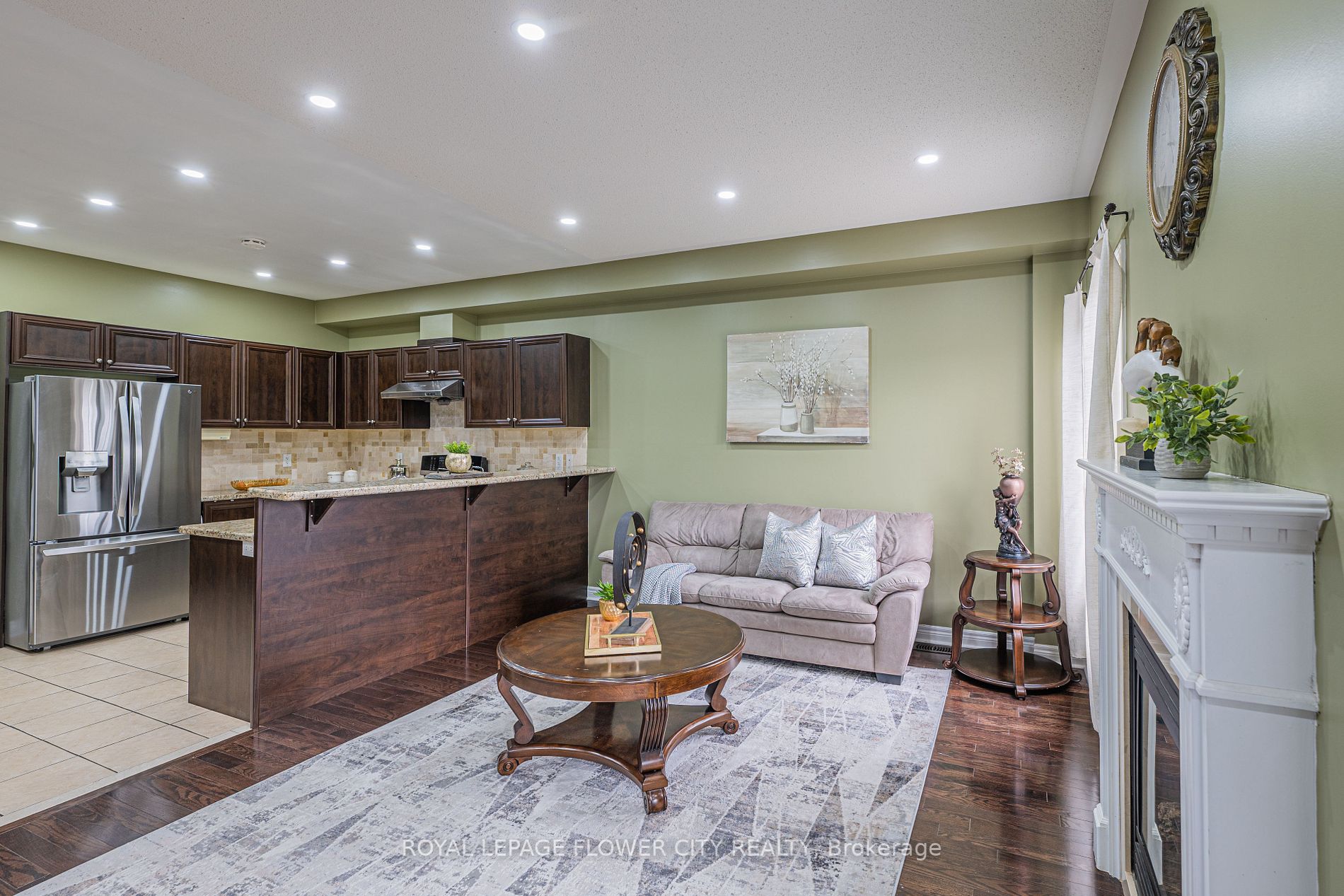 56 Versailles Cres