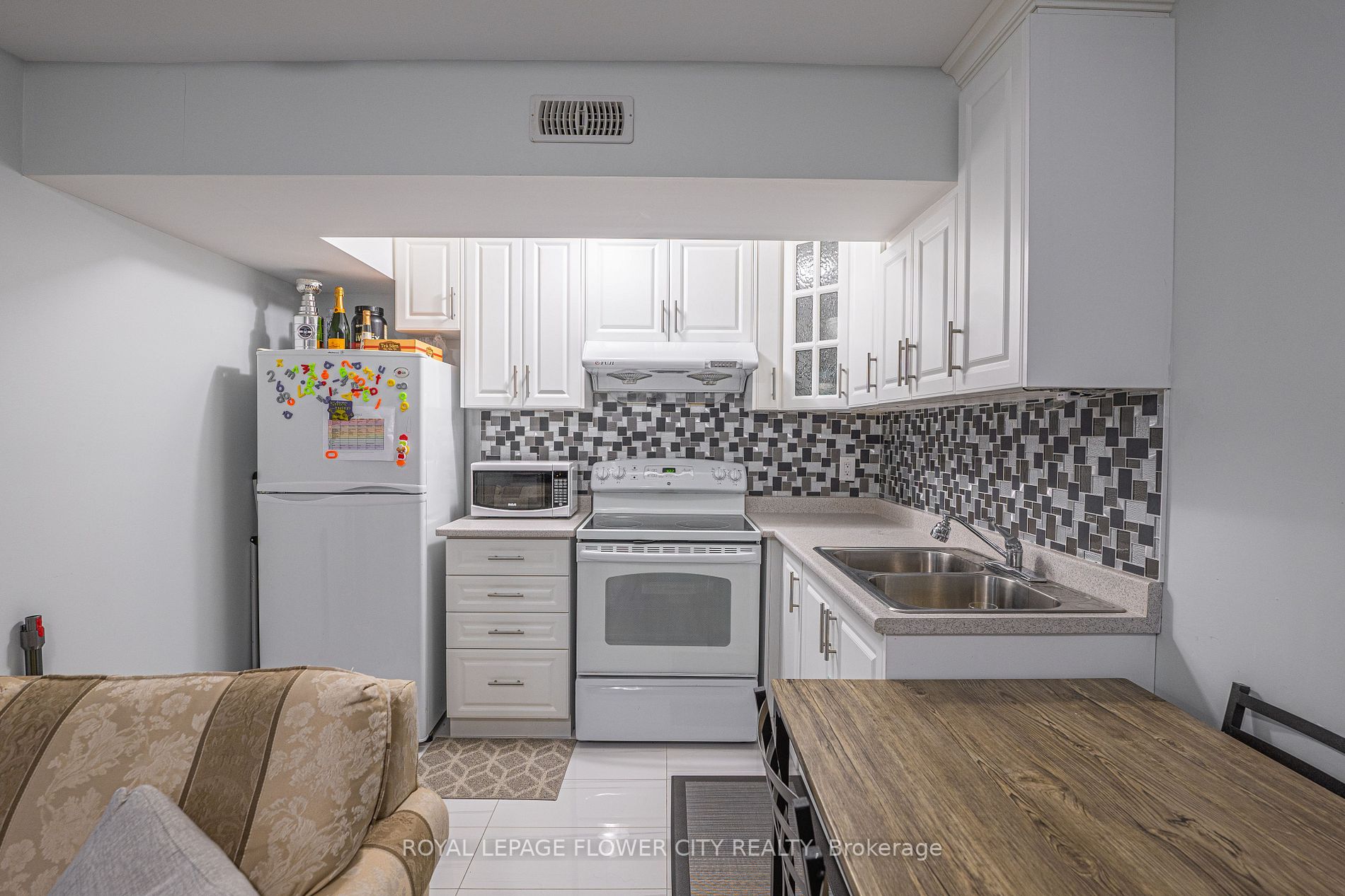 56 Versailles Cres