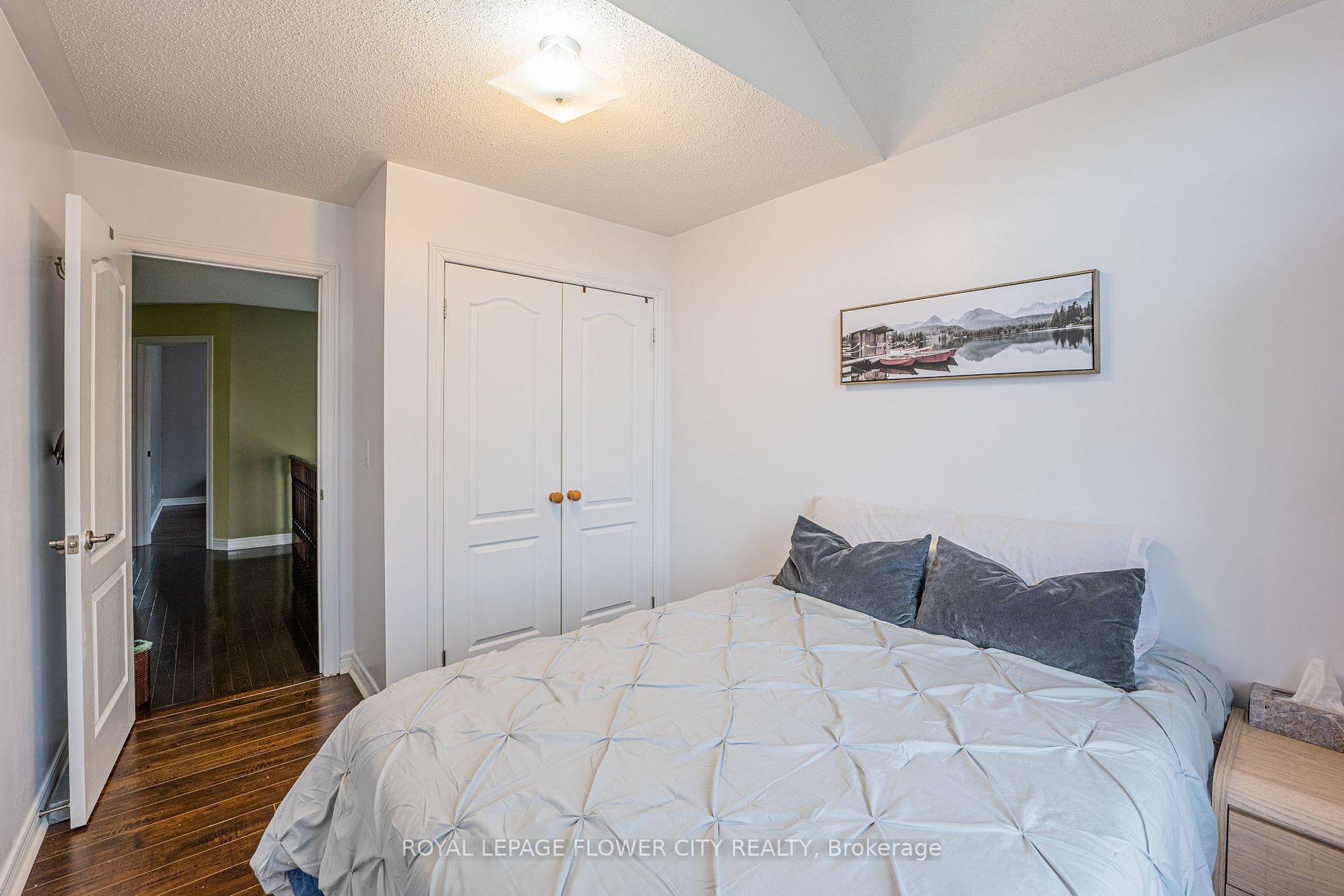 56 Versailles Cres