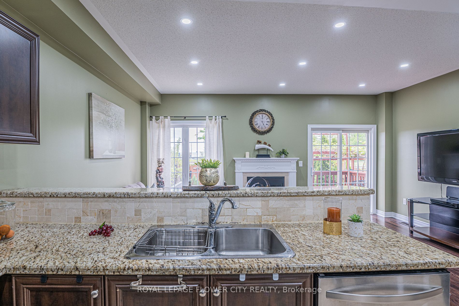 56 Versailles Cres
