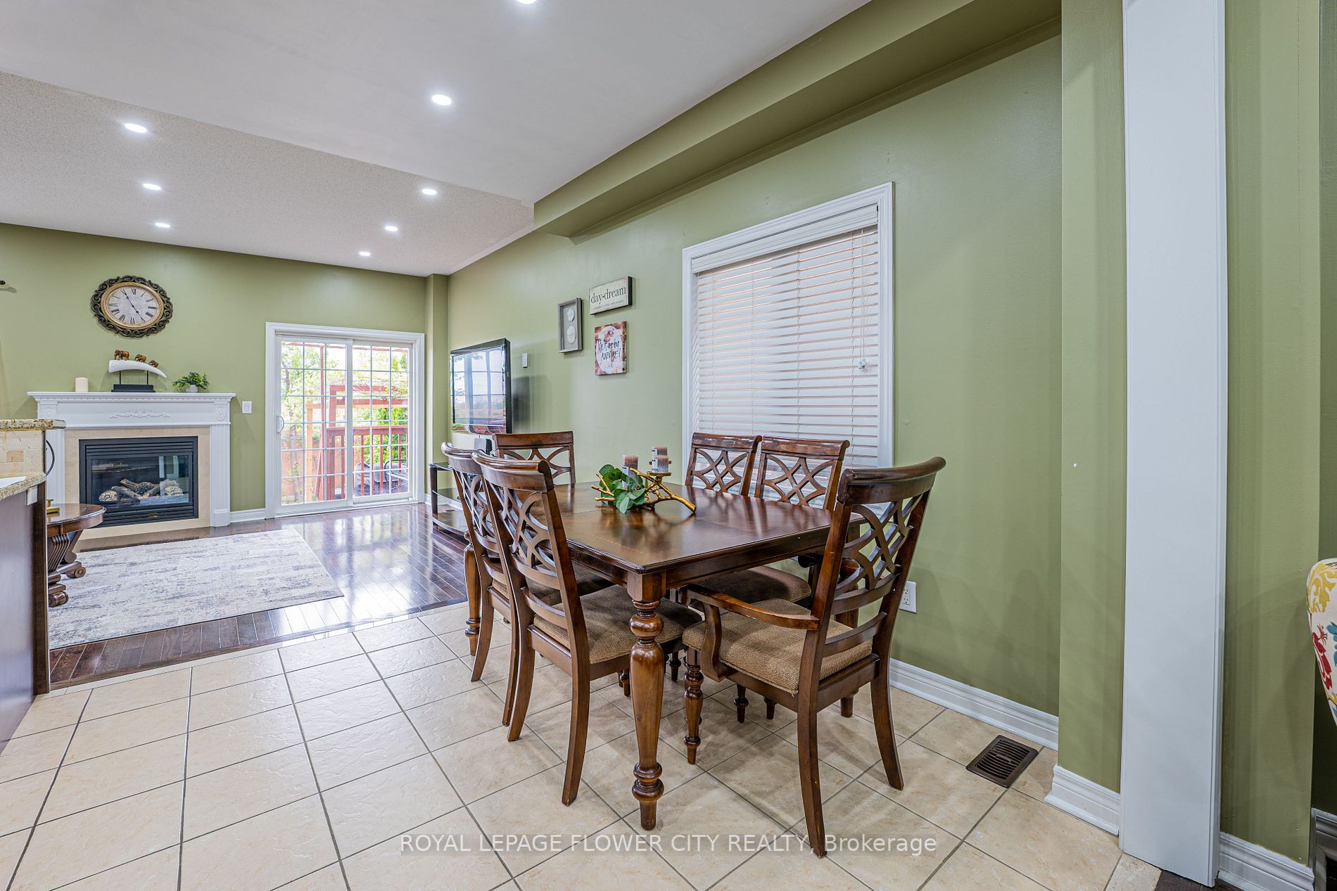 56 Versailles Cres