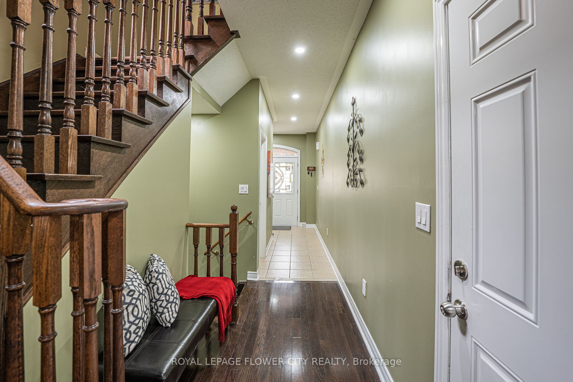 56 Versailles Cres
