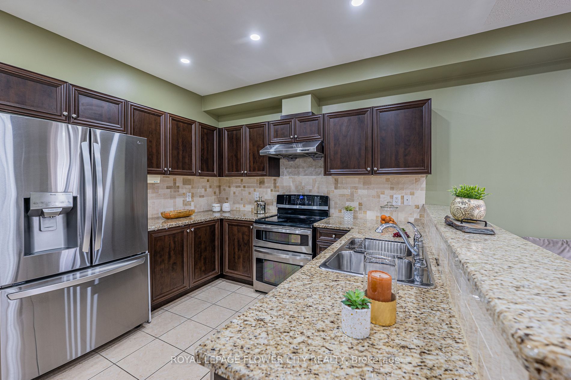 56 Versailles Cres