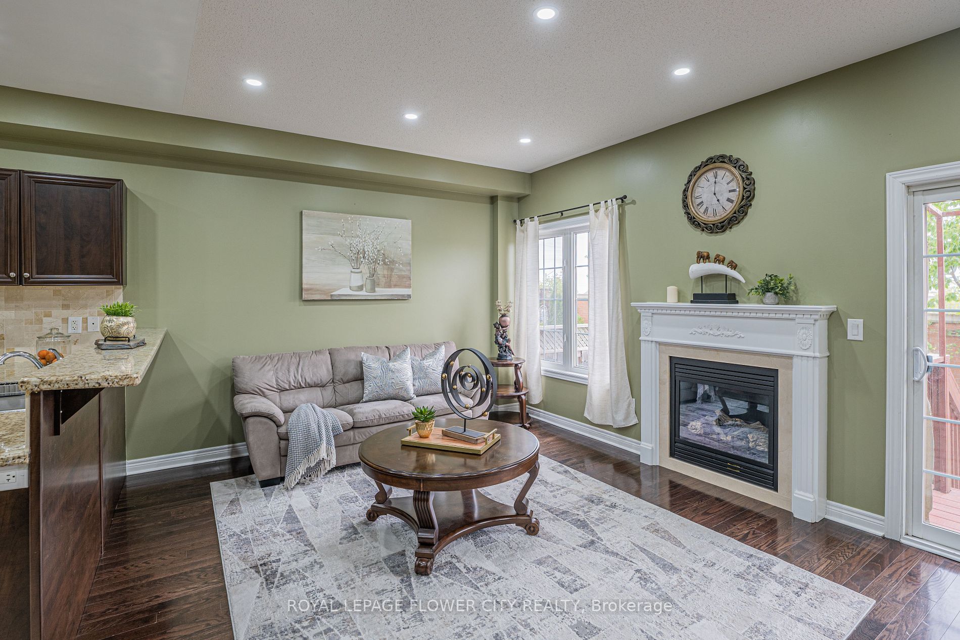 56 Versailles Cres