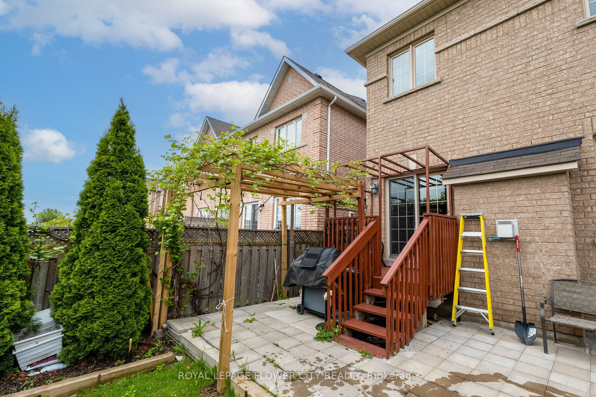 56 Versailles Cres
