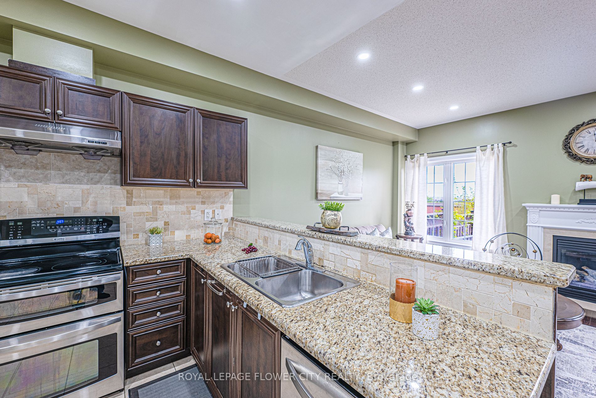 56 Versailles Cres