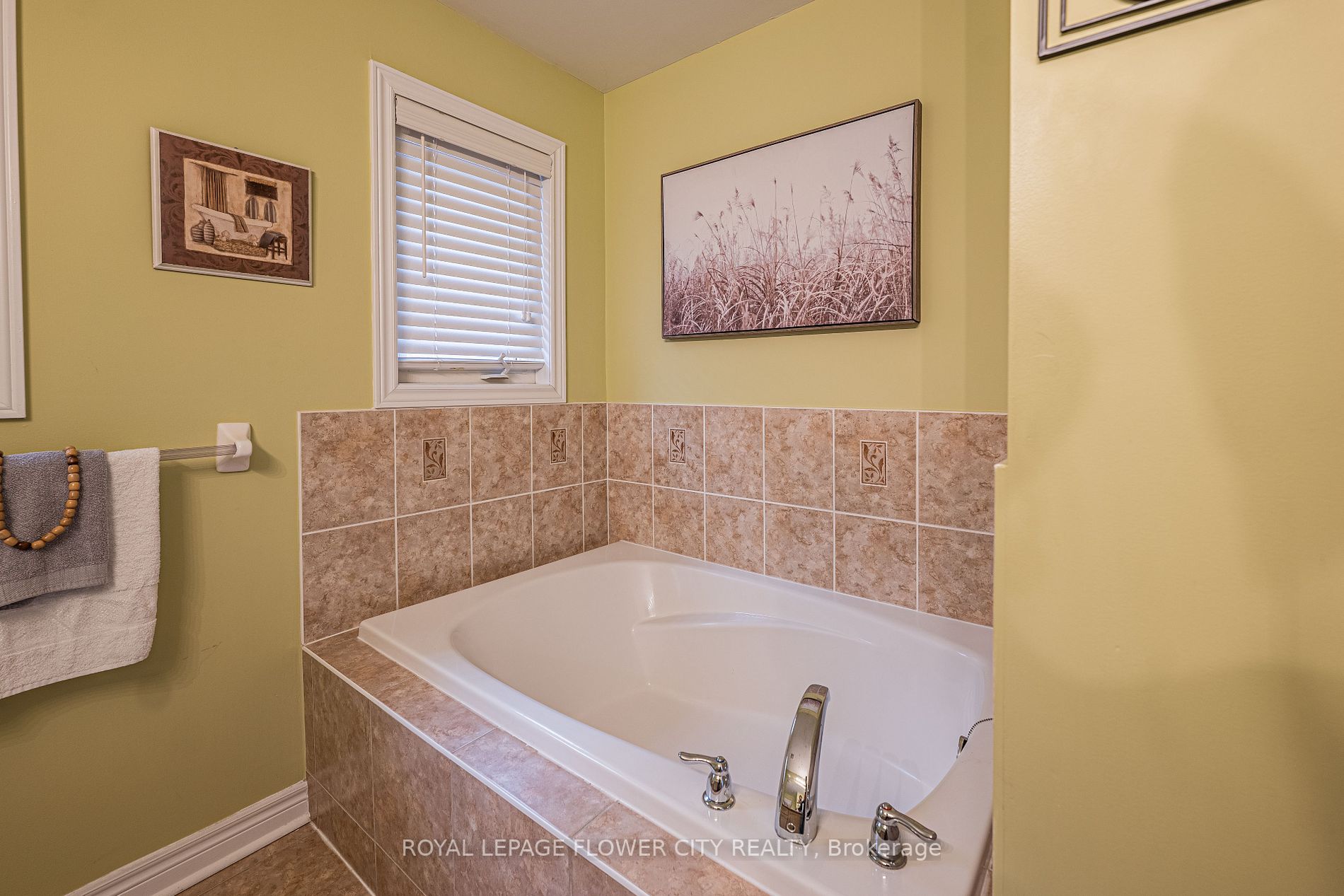 56 Versailles Cres