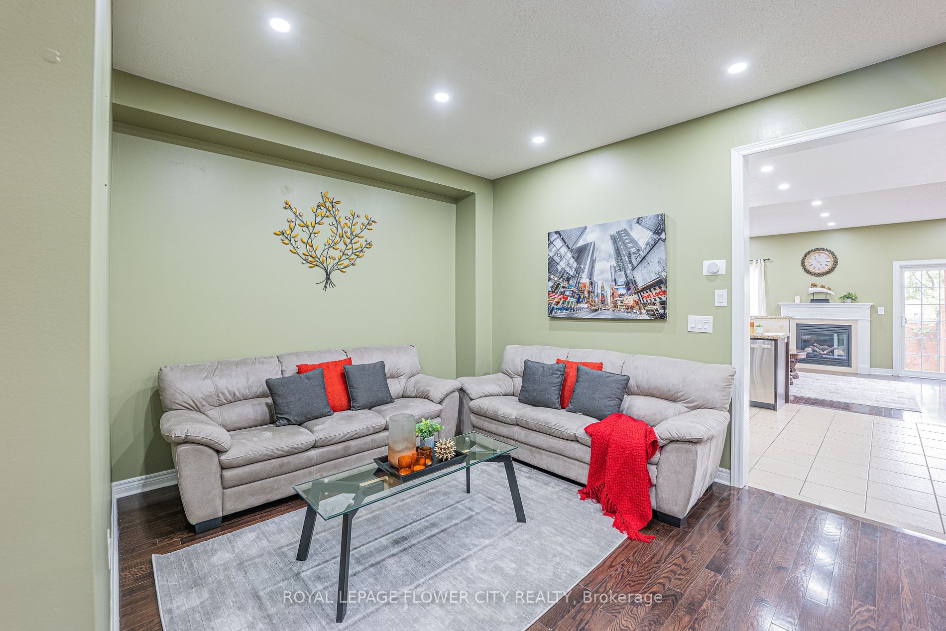 56 Versailles Cres